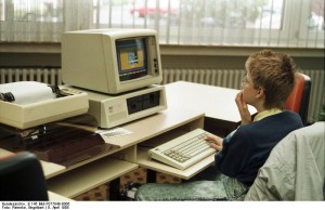 Jugend-Computerschule mit IBM-PC. Bundesarchiv, B 145 Bild-F077948-0006 / Engelbert Reineke / CC-BY-SA